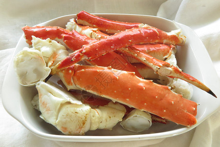 烤混合的海鲜加龙虾平静鱼蓝面圈和大虾喀拉邦白饭晚餐图片