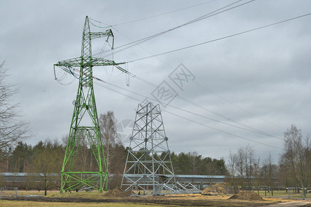 建成电压桁架造一座新的高压电源输塔与老并建在旧旁图片