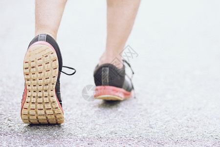 竞技运动员步行者越野跑在户外步健身慢锻炼上坡在自然和石头的秋季小径上紧身在鞋后锻炼健康的生活方式和运动理念脚丫子踪迹图片