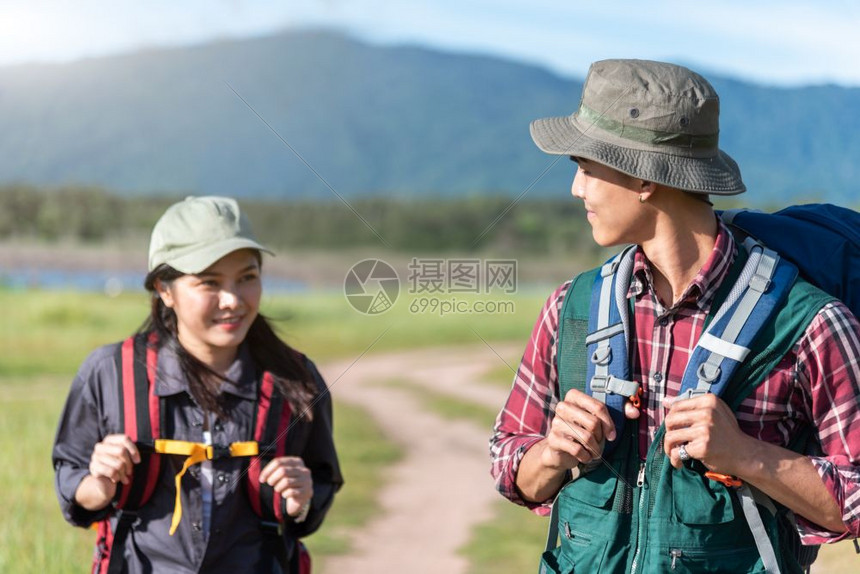 男与女旅行者在户外探险人与生活方式概念一起开展出行和露营主题以寻找吸引景点的男与女旅行者为例人们远足运动图片