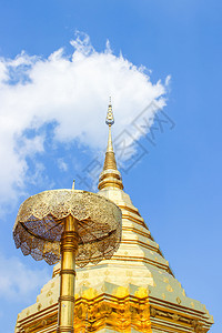 兰纳在WatPhraDoiSuthep的金塔和雨伞是泰国清迈最受欢迎的旅游景点客潘皮萨尔图片