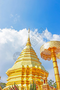佛冬天在WatPhraDoiSuthep的金塔和雨伞是泰国清迈最受欢迎的旅游景点崇拜图片