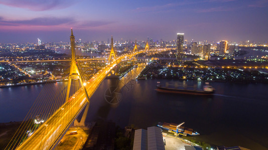 普密蓬泰国的BhumibolBridge两度跨越ChaoPhraya河街道风景优美图片