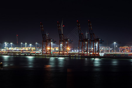 河夜间集装箱在汉堡港的集装箱停靠货物国际的图片