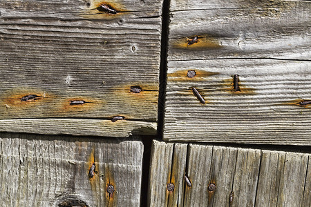 旧木制背景有生锈的钉子在村里用老木制背景关闭谷仓墙肮脏的行业栅栏图片