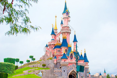 公主屋女王幻想屋神奇的粉红色城堡为公主美丽的粉红城堡美妙的魔法公主在童话园的城堡背景