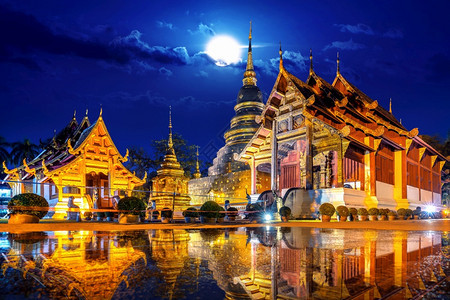 金子雕像建造晚上在泰国清迈的WathraSingh寺庙图片