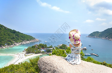 女士惊人的海在南川岛奇异景点坐在石头上的亚洲女人图片