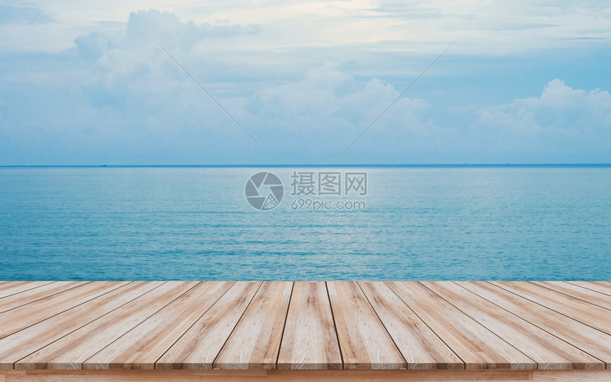 或者房间为了蓝海自然背景的空木板旅行夏季概念可用作模型蒙合产品显示或关键视觉设计布局等工具有蓝色海洋自然背景的空木板夏季概念图片