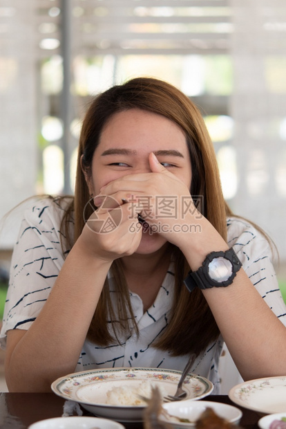 碗请享用女亚洲漂亮可爱的女子在餐厅桌上吃泰国菜和大米许多食物在餐桌边吃乐得开心享受情愉快女人在餐厅桌上吃饭图片