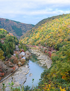 岚山绿色树日本京都秋季浅山和川河的美丽空中景象日本京都图片