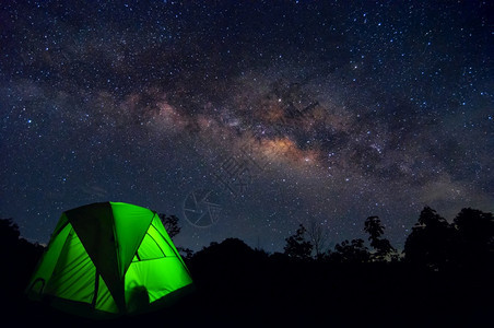 景观前尼泊尔带有恒星的银河和前方帐篷泰国北部旅行者露营灯光牛奶方式和露营图片