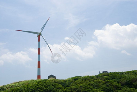 云蓝色天空下绿山丘的清洁能源概念风力涡轮机可再生翅膀电图片
