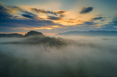 风景般的云海和雾在高山上漂浮图片