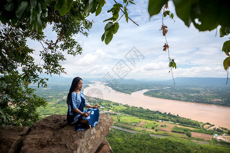 富泰国BuengkanHinSamWanPhuSing山顶上的年轻女子游客爬坡道图片