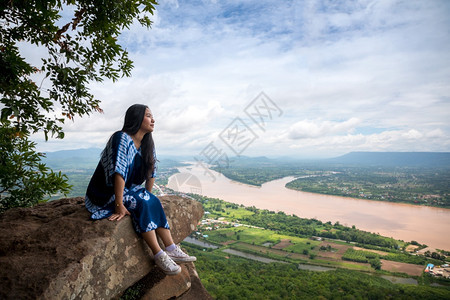 泰国BuengkanHinSamWanPhuSing山顶上的年轻女子岩石极端士图片