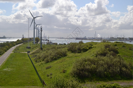 迪克在Rozenburg的国土上除了自然以外许多行业都能看到鹿特丹港荷兰新博特莱克图片