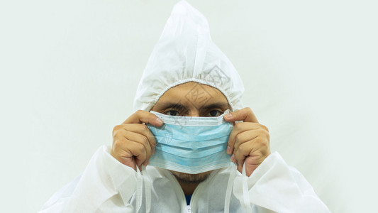 身穿防护服佩戴医疗口罩的医生背景图片