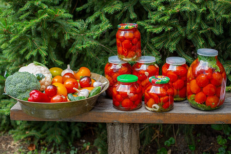 在罐子中生产装番茄加工你自己的蔬菜作物在罐中生产装番茄季节素食主义者罐头图片