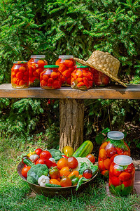 在罐子中生产装番茄加工你自己的蔬菜作物在罐中生产装番茄家烹饪健康图片