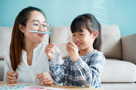 学前班可爱的乐趣亚洲幸福家庭有一个母亲和女儿坐在一起玩乐与活动在家中和阳光照耀的早晨共度欢乐与活动图片