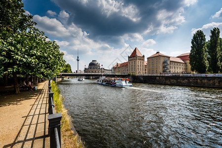 城市的景观RiverSpree银行和博物馆岛德国柏林船图片