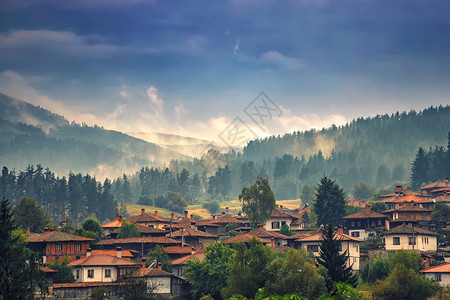 镇在村里美丽的木屋上看到米丝蒂地貌的山岳风景薄雾旅行图片
