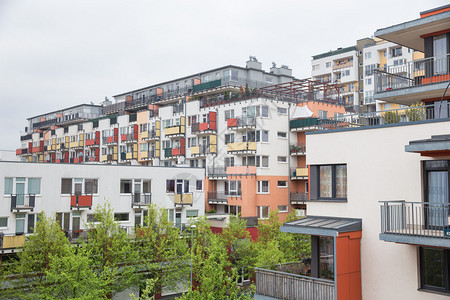 塔视窗2019年4月日捷克布拉格市多用途大楼街道和窗户两处天空图片