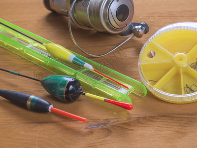 夏季捕捞的钓鱼口浮标圆黄箱鱼钩等与浮动和圆箱为钩子设置的钓鱼线抓住圆形的柔软图片