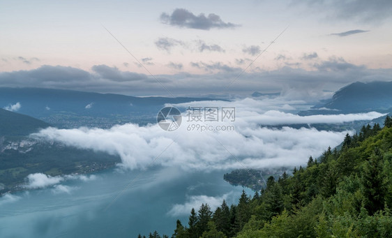 夏天海云下的阿讷西山爬雪图片