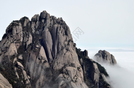 绿色最佳场景在雾的清晨岩石山峰的风景图片