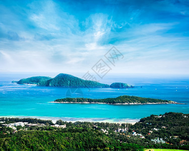 普吉岛旅行景观泰国普吉罗亚努伊海滩拉威附近的浪和船只热带海洋地貌与科开奥岛的戈高欧接壤图片