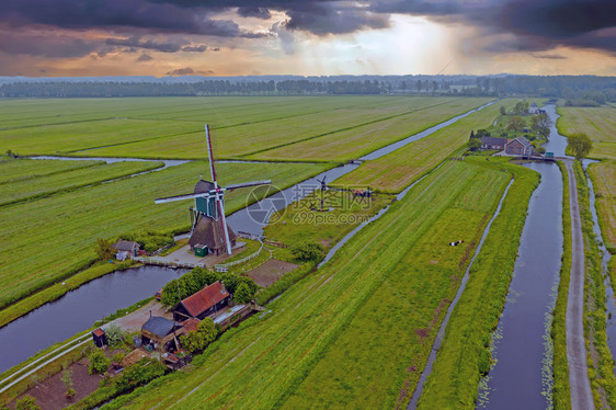 可持续的从荷兰农村一条长程风车起飞的空中机来自荷兰桥优质的图片