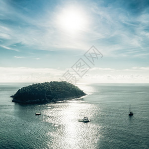 热带海洋景观在光开岛附近有游艇的热带海洋风景自然山阳光图片