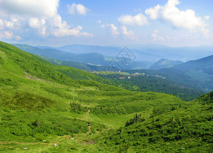 喀尔巴阡山脉的夏日阳光乡村小屋位于山腰乌克兰喀尔巴阡山脉美丽的典型乡村景观喀尔巴阡山脉的夏日阳光灿烂山腰充满阳光旅行自然被淹图片