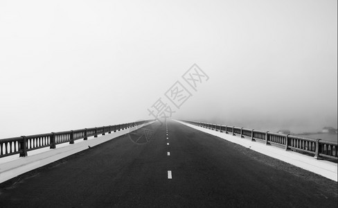 亚洲大桥上的石灰路清晨在雾中穿过湖面像箭一样向白未来的方大气充满迷雾风景优美图片