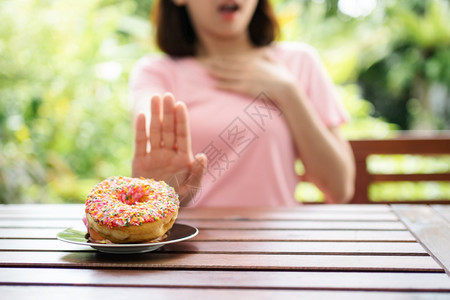 拒绝美食减肥的女性图片