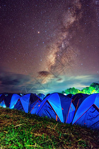 帐篷上方的银河图片