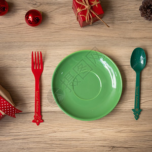 圣诞快乐车牌叉子和勺放在木桌背景Xmas派对和新年快乐概念绿色可爱的午餐图片