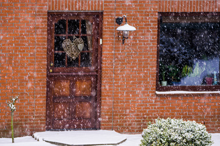 屋城市冬季荷兰天气下雪现代荷兰杜奇家庭在冬天的大门前方家园图片