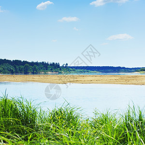 夏日蓝天下色空夏季平静的河在下面蓝色自然图片