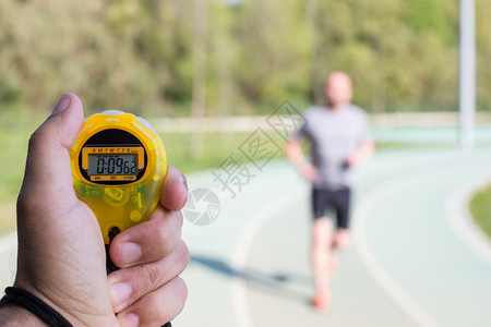 赛跑音轨中计时间锻炼教练速度图片