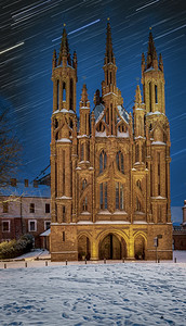 文化欧洲景观立陶宛首都维尔纽斯冬季夜间LandmarkLandmark的圣安诺斯教堂和明星足迹图片