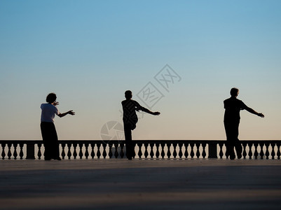 战斗合气道三男子在日落的海边露台练功夫时三男休眠跆拳道图片
