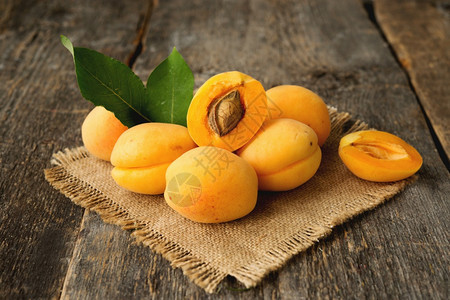 成熟的杏子图片