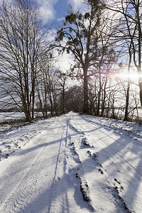 有条纹的冬季雪覆盖积道路近距离照片拍摄在雪下的道路车欧洲图片