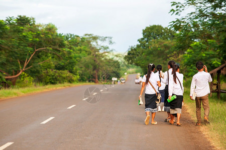 人们偏僻的一群老挝高中学生从校回家在南老挝农村一幕的背影老田图片