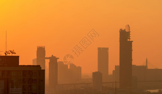 泰国曼谷的空气污染泰国烟雾和下午25点分粉尘清晨城市里有橙色日出天空城市风景与被污染的空气肮脏环境城市有毒灰尘摩天大楼旅行变暖图片