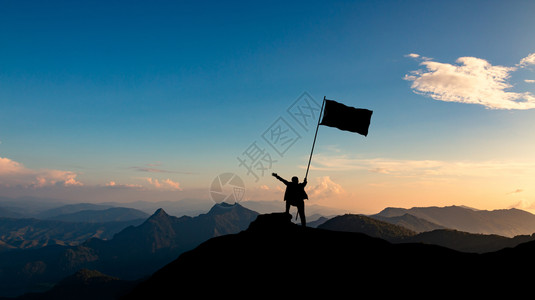 人类男商业成功领导和就概念等日落天空背景商业领导力和成就概念上山顶悬挂的商人周刊励志图片