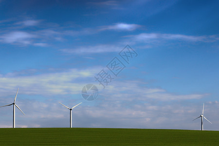 可持续蓝天空野外绿色能源的风车全球场地图片